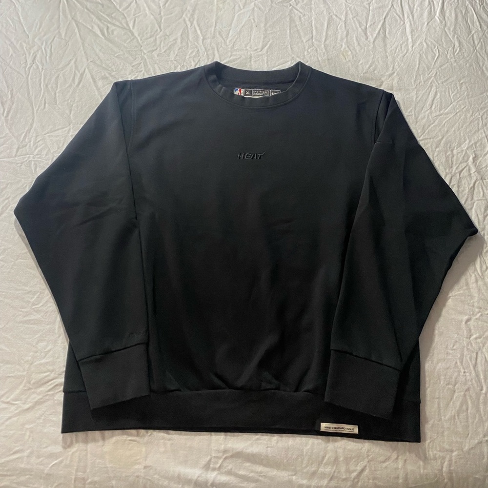 Nike Standard Issue Dri fit NBA Miami Heat black Crewneck sweater
